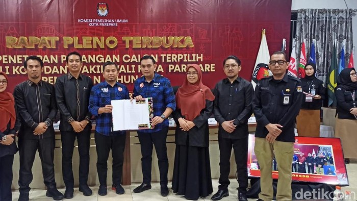 Rapat pleno terbuka penetapan pasangan calon terpilih wali kota dan wakil wali kota Parepare Tasming Hamid-Hermanto di kantor KPU Parepare.