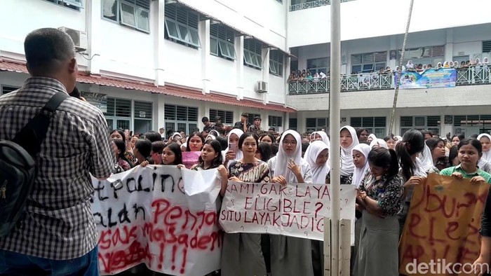Ratusan siswa demontrasi di SMKN 10 Medan (Nizar Aldi/detikSumut)