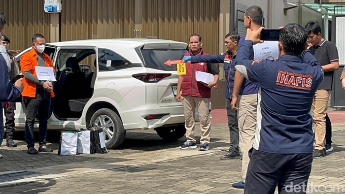 Polisi menggelar rekonstruksi transaksi narkoba jaringan Helen di Jambi. Rekonstruksi dilakukan di rumah Helen sekaligus tempat gim di Jalan H Syamsudin Uban, Kelurahan Kebun Handil, Kecamatan Jelutung, Kota Jambi.