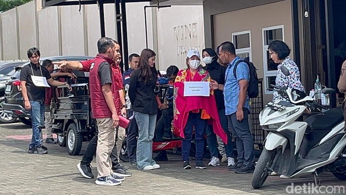 Tersangka Helen saat menjalani rekonstruksi transaksi narkoba.