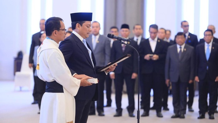 Wakil Menteri Keuangan (Wamenkeu) Thomas Djiwandono dilantik sebagai Anggota Dewan Komisioner Otoritas Jasa Keuangan (OJK) Ex-officio Kemenkeu. Pengucapan sumpah jabatan dilakukan di hadapan Ketua Mahkamah Agung (MA) RI Sunarto di Gedung MA Jakarta.