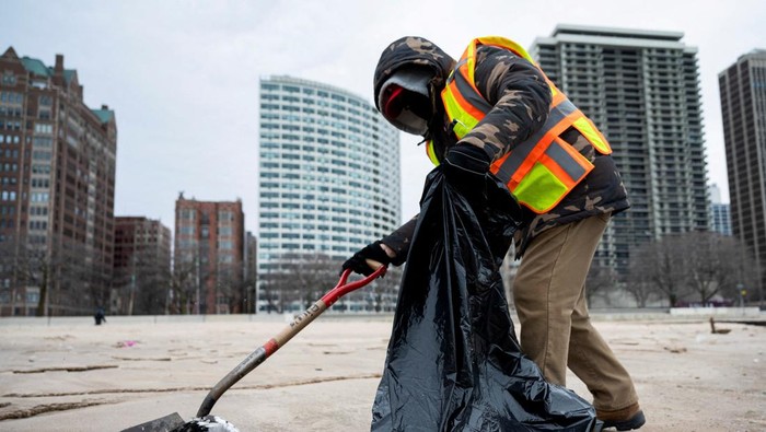 A dead bird sits on the shore of 31st Street Beach after dead birds began washing ashore on Lake Michigan, prompting a warning from health authorities ahead of tests for bird flu, in Chicago, Illinois, U.S. February 5, 2025. REUTERS/Vincent Alban
