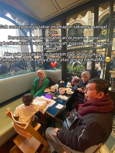 Seorang anak membagikan kisah cinta orang tuanya yang menantikan selama 20 tahun untuk memiliki anak.