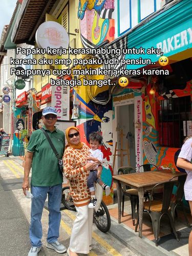 Seorang anak membagikan kisah cinta orang tuanya yang menantikan selama 20 tahun untuk memiliki anak.