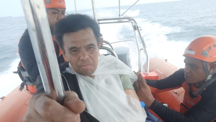 Seorang warga negara Filipina bernama Carlito C Ceballos (56) dievakuasi dari atas kapal kargo oleh tim SAR di perairan Kabupaten Seram Bagian Timur, Maluku.