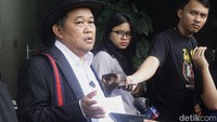 Boyamin Saiman melaporkan dugaan pelanggaran korupsi proses sertifikat lahan di pagar laut di pesisir Tangerang, Banten.  
