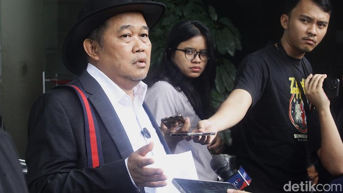 Koordinator Masyarakat Anti Korupsi Indonesia (MAKI) Boyamin Saiman menunjukkan peta lahan di pesisir Tangerang sebelum memberikan laporan di gedung KPK, Jakarta, Kamis (6/2/2025).
