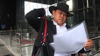 Ia menjelaskan sebelumnya ia telah menyerahkan bukti-bukti lain, seperti akta jual beli dan keterangan letter C tahun 2012 yang ditulis 1980. 