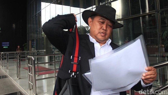 Koordinator Masyarakat Anti Korupsi Indonesia (MAKI) Boyamin Saiman menunjukkan peta lahan di pesisir Tangerang sebelum memberikan laporan di gedung KPK, Jakarta, Kamis (6/2/2025).