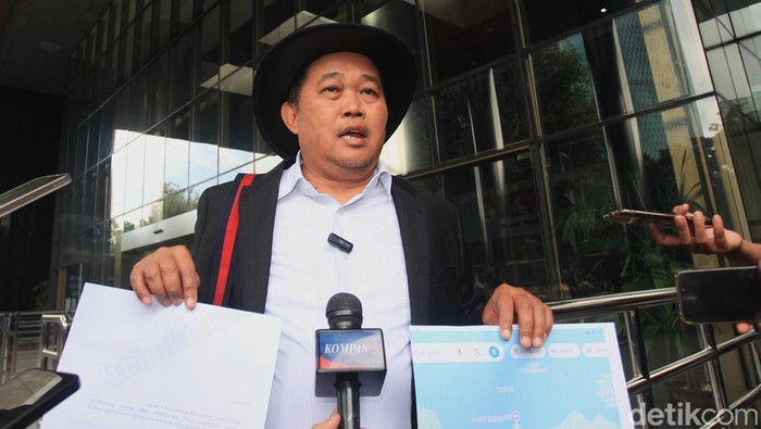 Sertifikat Lahan Pagar Laut Kembali Dilaporkan ke KPK Koordinator Masyarakat Anti Korupsi Indonesia (MAKI) Boyamin Saiman menunjukkan peta lahan di pesisir Tangerang sebelum memberikan laporan di gedung KPK, Jakarta, Kamis (6/2/2025).