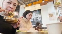 Begini momennya ketika menikmati sajian sup kimchi yang hangat sedap. Sup itu dinikmatinya bersama dengan semangkuk nasi pulen. Foto: YouTube ShantyDenny