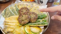 Selain pojangmacha, istri Denny Cagur itu juga bersantap di restoran. Ia mengunjungi restoran yang menjual sajian sup dengan aneka gorengan nikmat. Foto: YouTube ShantyDenny