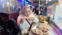 Begini momen Shanty menikmati tiram yang segar itu. Shanty sangat menikmatinya, tiram itu diberikan topping saus gochujang yang pedas. Foto: YouTube ShantyDenny