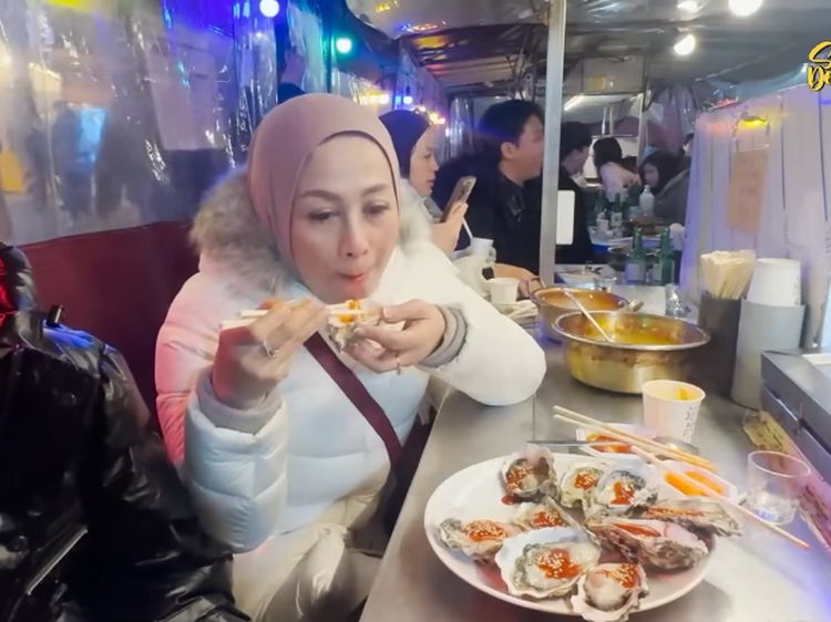 Kulineran Seru Shanty Denny di Korea Selatan Saat Musim Dingin