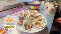 Saat kulineran di pojangmacha (warung kaki lima), Shanty menikmati aneka makanan. Salah satunya ada menu tiram yang segar. Foto: YouTube ShantyDenny