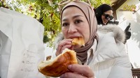 Teh Shanty juga sempat mengunjungi bakery viral bernama Jayeondo Salt Bread di Seoul, Korea Selatan dan ikut mengantre. Ini dilakukannya untuk menikmati salt bread varian butter yang gurih. Foto: YouTube ShantyDenny