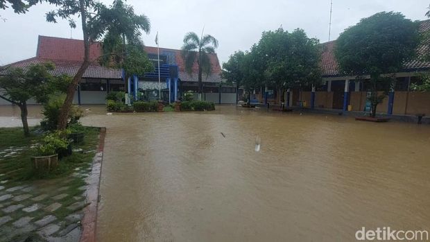 SMPN 2 Brangsong Kendal kebanjiran, Kamis (6/2/2025).