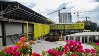 Pekerja menyelesaikan proyek pengembangan Stasiun Tanah Abang Jakarta Pusat, Kamis (6/2/2025).