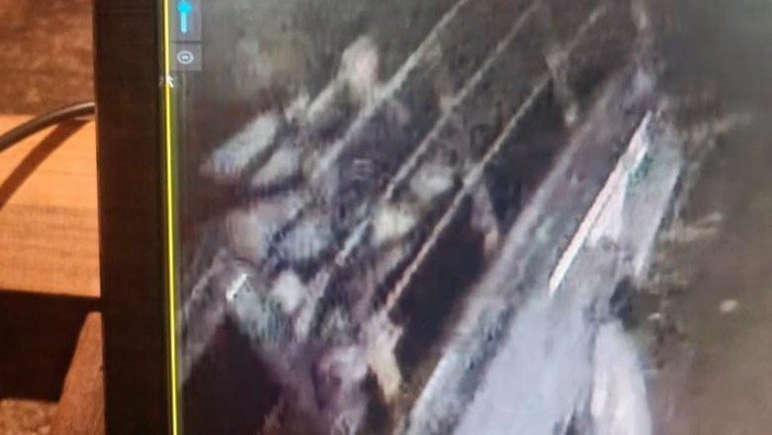 Tangkapan layar CCTV yang merekam mobil pikap diduga menangkut motor Nopaldo (19) di Palembang.