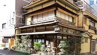 Zenzai adalah sajian mochi unik di dalam mangkuk dengan bubur kacang azuki sebagai pelengkapnya. Di chiyoda, ada toko penyaji zenzai bernama Takemura yang telah buka sejak 1930. Foto: Taste Atlas