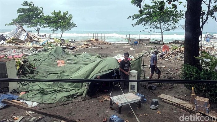Tenda pengungsi milik warga yang terdampak penggusuran di Citepus, Sukabumi, roboh diterjang angin kencang.