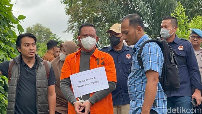 Tersangka Didin dalam rekonstruksi kasus jaringan narkoba Helen bersaudara.