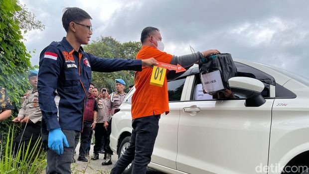 Tersangka Didin saat rekonstruksi menerima 4 kg sabu.
