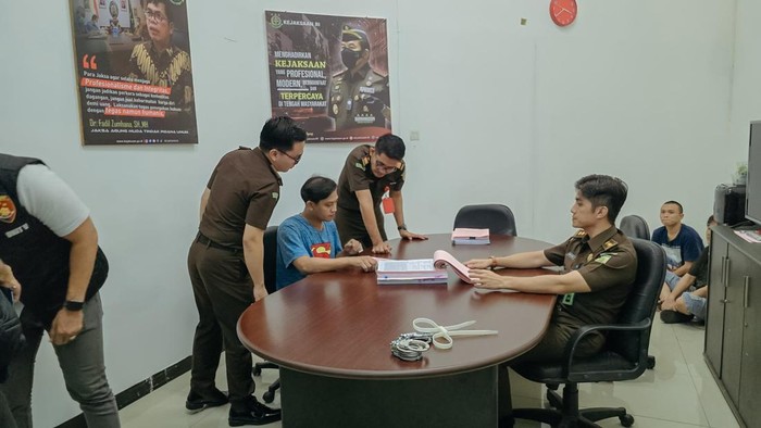 Tersangka Fadillah alias Datuk jalani tahap dua di Kejati Sumsel