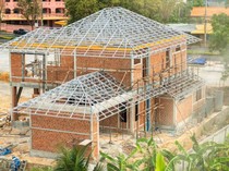 Bangun Atap Pakai Rangka Baja Ringan atau Kayu? Ini Pertimbangannya