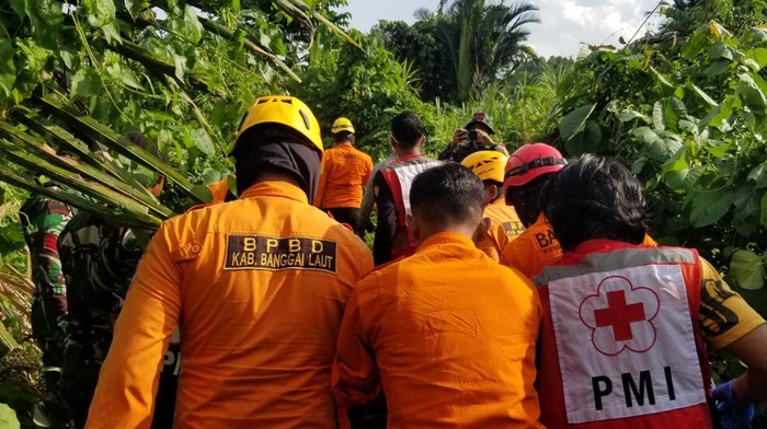 Tim SAR gabungan mengevakuasi Naya, balita perempuan yang hilang di hutan Banggai Laut.