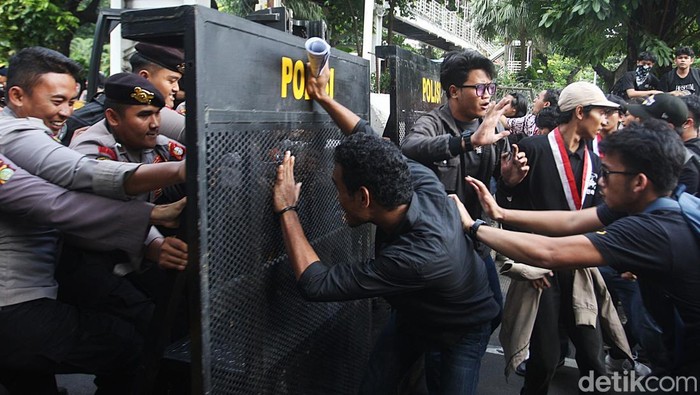 Tolak Izin Tambang ke Kampus, Mahasiswa dan Polisi Saling Dorong Sejumlah elemen mahasiswa yang tergabung dalam Front Pengadilan Rakyat menggelar unjuk rasa di kawasan Patung Kuda, Jl Medan Merdeka Barat, Jakarta, Kamis (6/2/2025). Mereka menuntut penyelesaian berbagai isu seperti kasus pagar laut, pemberian izin tambang ke kampus, proyek PSN yang merugikan masyarakat hingga reshuffle kabinet.