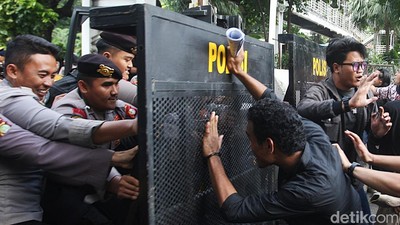 Tolak Izin Tambang ke Kampus, Mahasiswa dan Polisi Saling Dorong