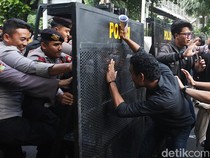 Tolak Izin Tambang ke Kampus, Mahasiswa dan Polisi Saling Dorong