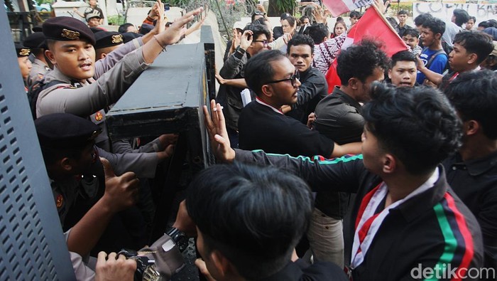 Tolak Izin Tambang ke Kampus, Mahasiswa dan Polisi Saling Dorong Sejumlah elemen mahasiswa yang tergabung dalam Front Pengadilan Rakyat menggelar unjuk rasa di kawasan Patung Kuda, Jl Medan Merdeka Barat, Jakarta, Kamis (6/2/2025). Mereka menuntut penyelesaian berbagai isu seperti kasus pagar laut, pemberian izin tambang ke kampus, proyek PSN yang merugikan masyarakat hingga reshuffle kabinet.