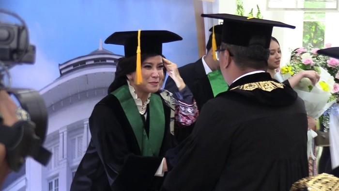 UI Kukuhkan Guru Besar Tetap Fakultas Kedokteran Universitas Indonesia (UI) secara resmi mengukuhkan Prof. Dr. dr. Yunia Irawati, SpM(K) sebagai Guru Besar/Profesor Fakultas Kedokteran UI dalam bidang Plastik dan Rekonstruksi Mata.