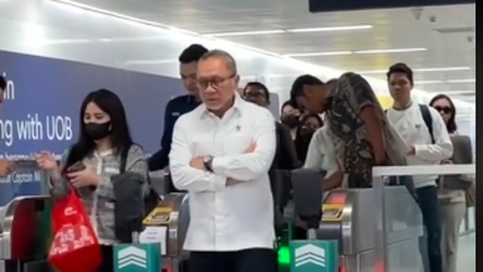 Video Zulhas jalan naik MRT (Tangkapan layar)