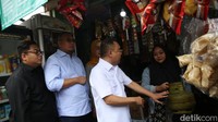 Dasco bersama perwakilan Komisi VI DPR lantas mengunjungi sub pangkalan yang terdiri dari beberapa warung kelontong. Tak nampak antrean warga di warung pagi ini untuk membeli gas.  