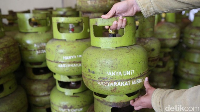 Wakil Ketua DPR, Sufmi Dasco Ahmad meninjau sejumlah pangkalan LPG 3 kilogram (Kg) dan sub pangkalan di Jakarta. Dasco turut didampingi pimpinan Komisi VI DPR.