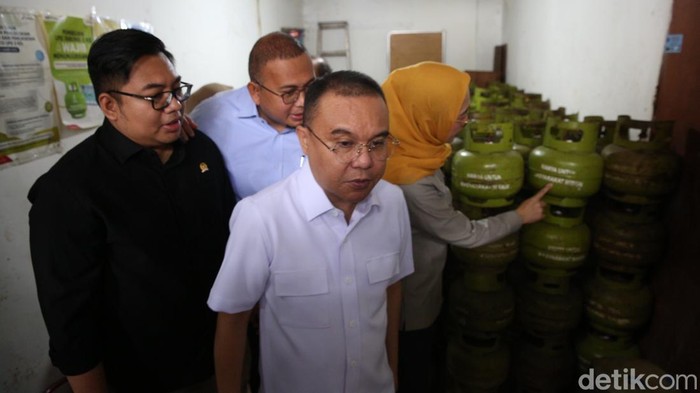 Wakil Ketua DPR, Sufmi Dasco Ahmad meninjau sejumlah pangkalan LPG 3 kilogram (Kg) dan sub pangkalan di Jakarta. Dasco turut didampingi pimpinan Komisi VI DPR.