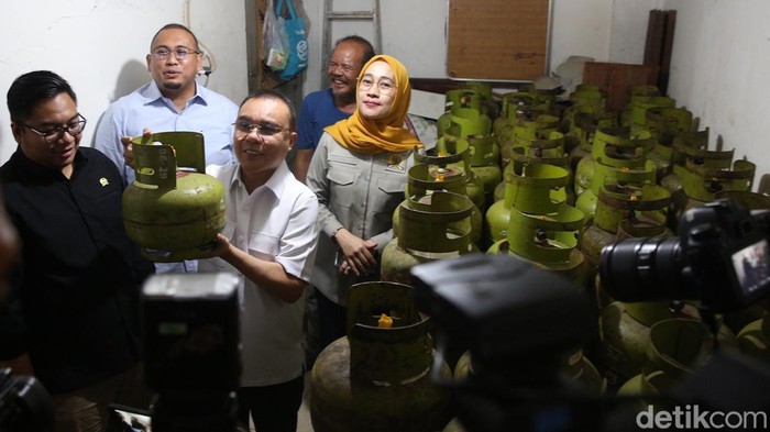 Wakil Ketua DPR, Sufmi Dasco Ahmad meninjau sejumlah pangkalan LPG 3 kilogram (Kg) dan sub pangkalan di Jakarta. Dasco turut didampingi pimpinan Komisi VI DPR.