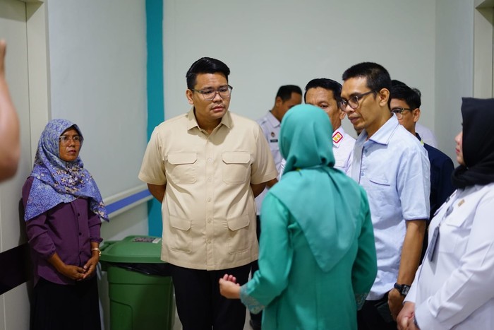 Wakil Ketua MPR RI AM. Akbar Supratman bersama Kakanwil Kemenkumham Sulawesi Selatan Andi Basmal   membesuk seorang warga Buol, Sulawesi Tengah, penderita Tumor Sinonasal Stadium 4 di RSUD Wahidin Makasar, Rabu (5/2).