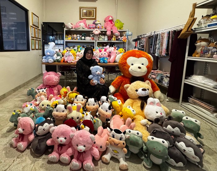 Wiwin Windu Wulan Direktur Bless & Grace (Bless Toys) bersama ragam produk buatan Bless & Grace (Bless Toys)