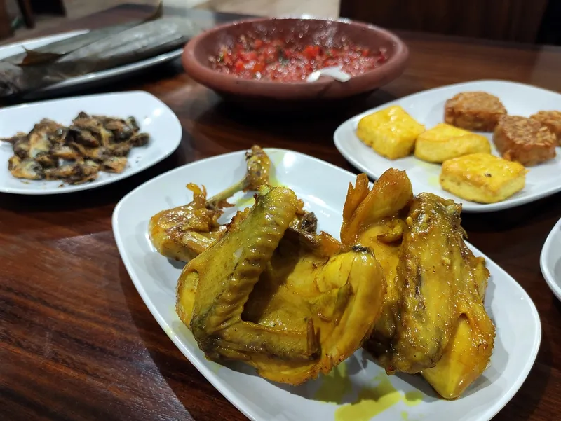 10 Ayam Goreng Terenak di Jakarta, Topping Kremes dan Bawang Goreng