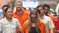 Jajaran Polda bali bersama Bea Cukai Ngurah Rai menangkap tiga WNA yang berupaya menyelundupkan narkotika jenis kokain seberat 994,56 gram dari Inggris untuk diedarkan di wilayah Bali. (ANTARA FOTO/Fikri Yusuf) 