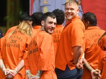 Nggak Ada Takut-takutnya! Bule Inggris Cengar-cengir Ditangkap Polisi