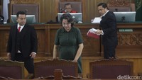 Agustiani Tio merupakan saksi yang diajukan oleh pemohon Hasto Kristiyanto.  