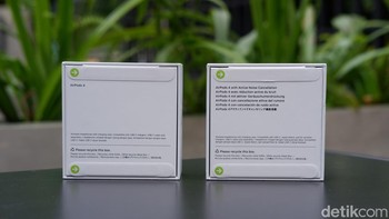 Ini perbedaan bagian belakangnya. Ada keterangan Active Noice Cancellation. Foto: Adi Fida Rahman/detikINET