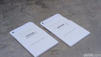 Pada kertas petunjuk pun Apple menambahkan keterangan pada versi AirPods 4 dengan ANC. Foto: Adi Fida Rahman/detikINET