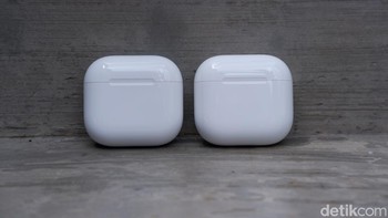 Tidak terlihat berbedaan tampilan pada case keduanya. Namun versi ANC lebih berat 02,4 gram. Foto: Adi Fida Rahman/detikINET