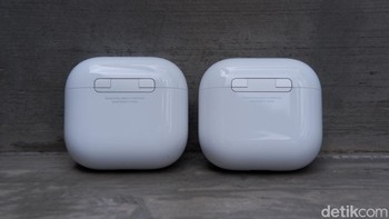 Bagian belakangnya kedua case sama. Namun sejatinya case AirPods 4 dengan ANC dibekali magnet untuk wireless charging. Foto: Adi Fida Rahman/detikINET